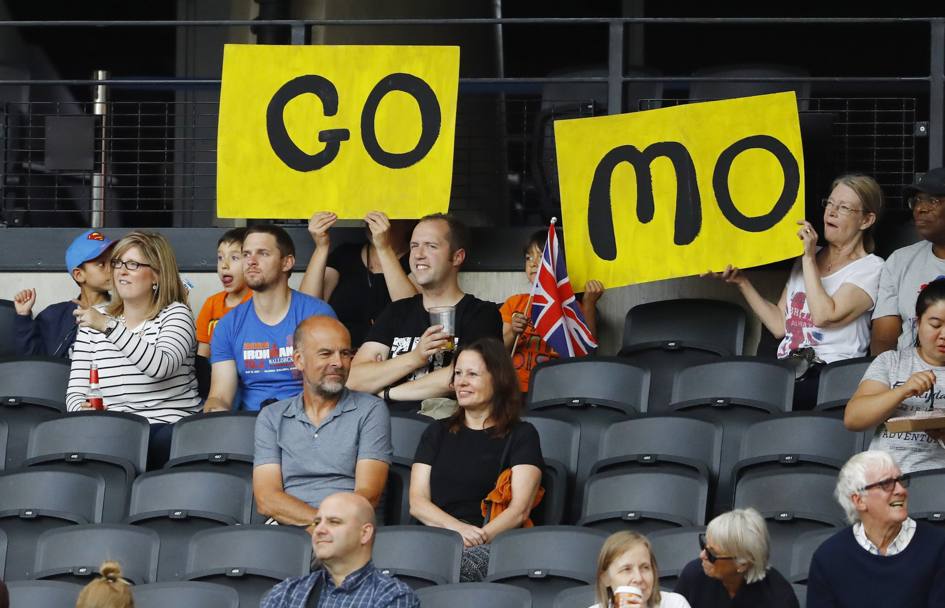 Tifosi inglesi sostengono Mohamed Farah, atleta connazionale britannico e campione mondiale sui 5000 e 10 mila metri. (Reuters)